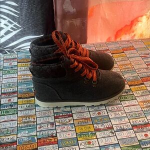 Carter’s Boys Gray High Top Sneakers with Orange Laces Size 1 (EUR 32)